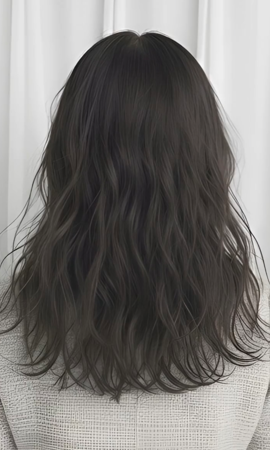 縮毛矯正前の髪質。うねりと広がりが出やすく、エイジング毛でまとまりにくい状態